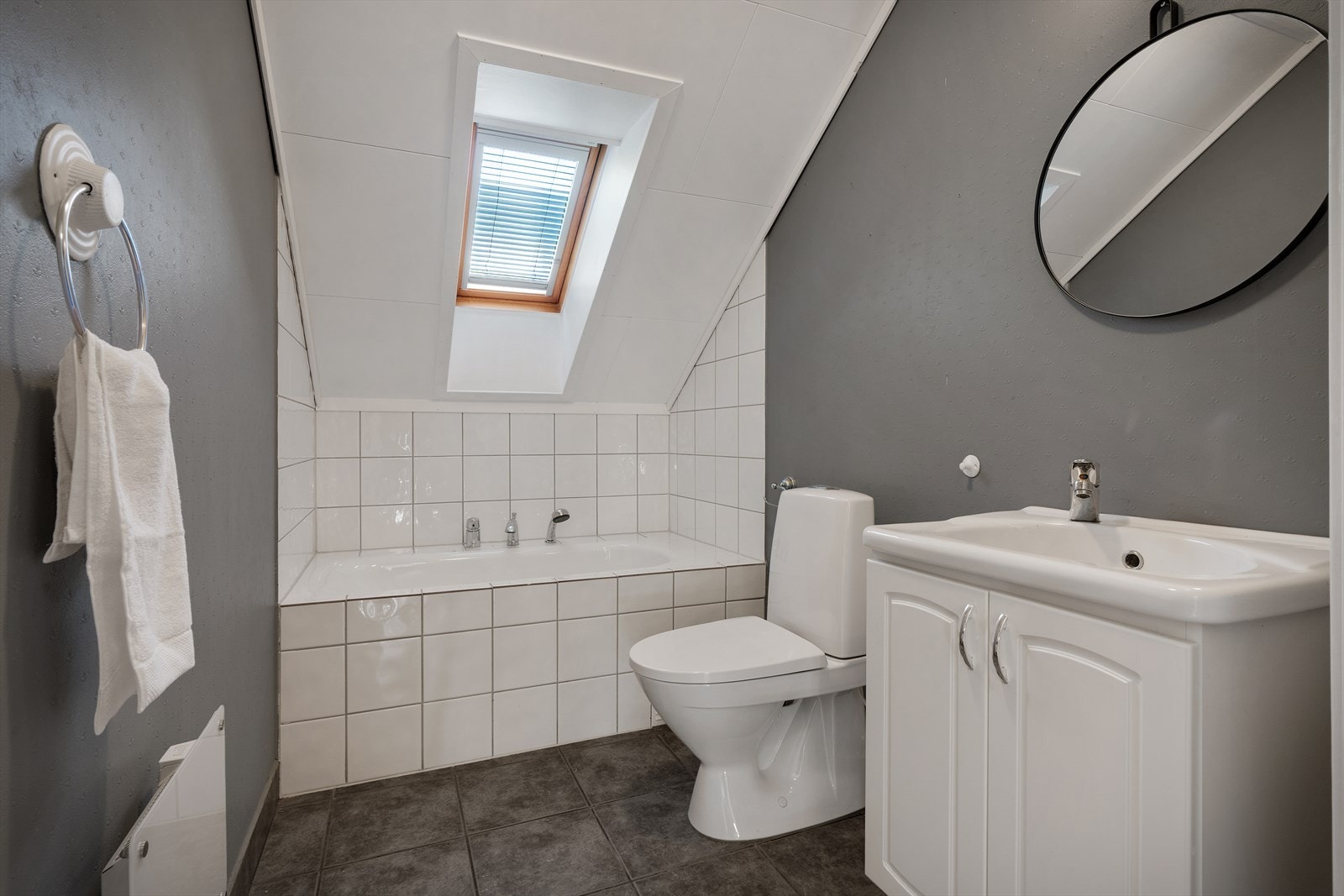 - Bad på 3,4m² med badekar, wc og innredning - Galleribilde