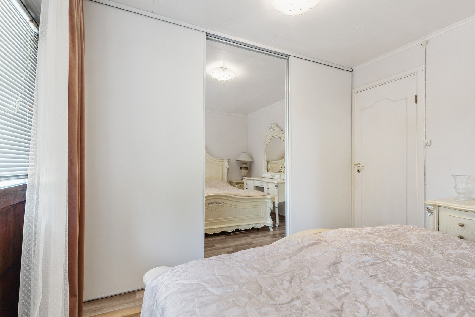 Soverommet har rikelig med skapplass og gode oppbevaringsmuligheter Galleribilde