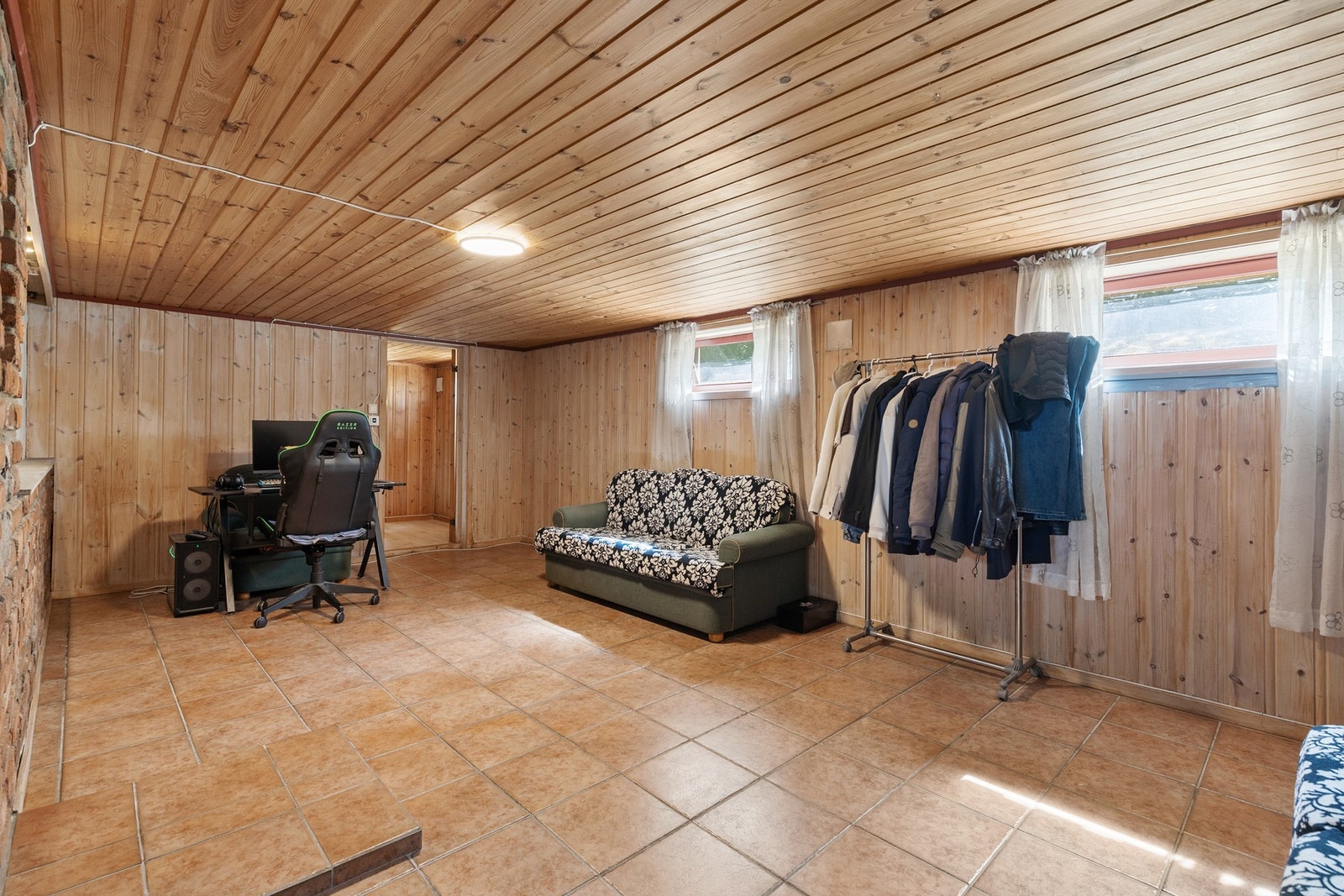 Romslig kjellerstue med flere bruksmuligheter Galleribilde