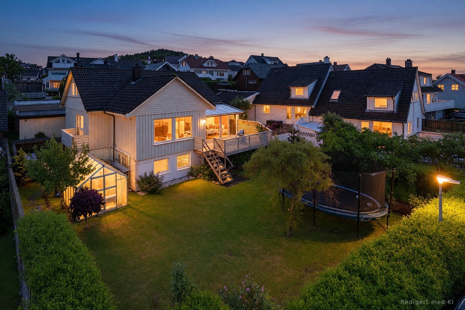 DNB Eiendom AS Skadberg - Innholdsrik familievennlig enebolig med sentral beliggenhet i et veletablert boligområde | Carport Solgløttvegen 30, Sola 250