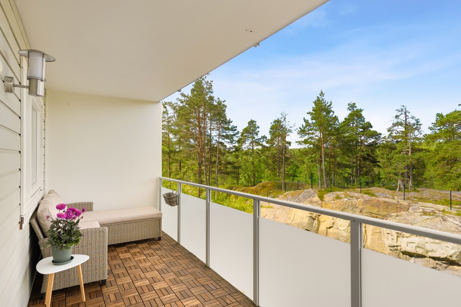 Fra stuen er det utgang til en solrik vestvendt balkong på ca. 13 m² Galleribilde