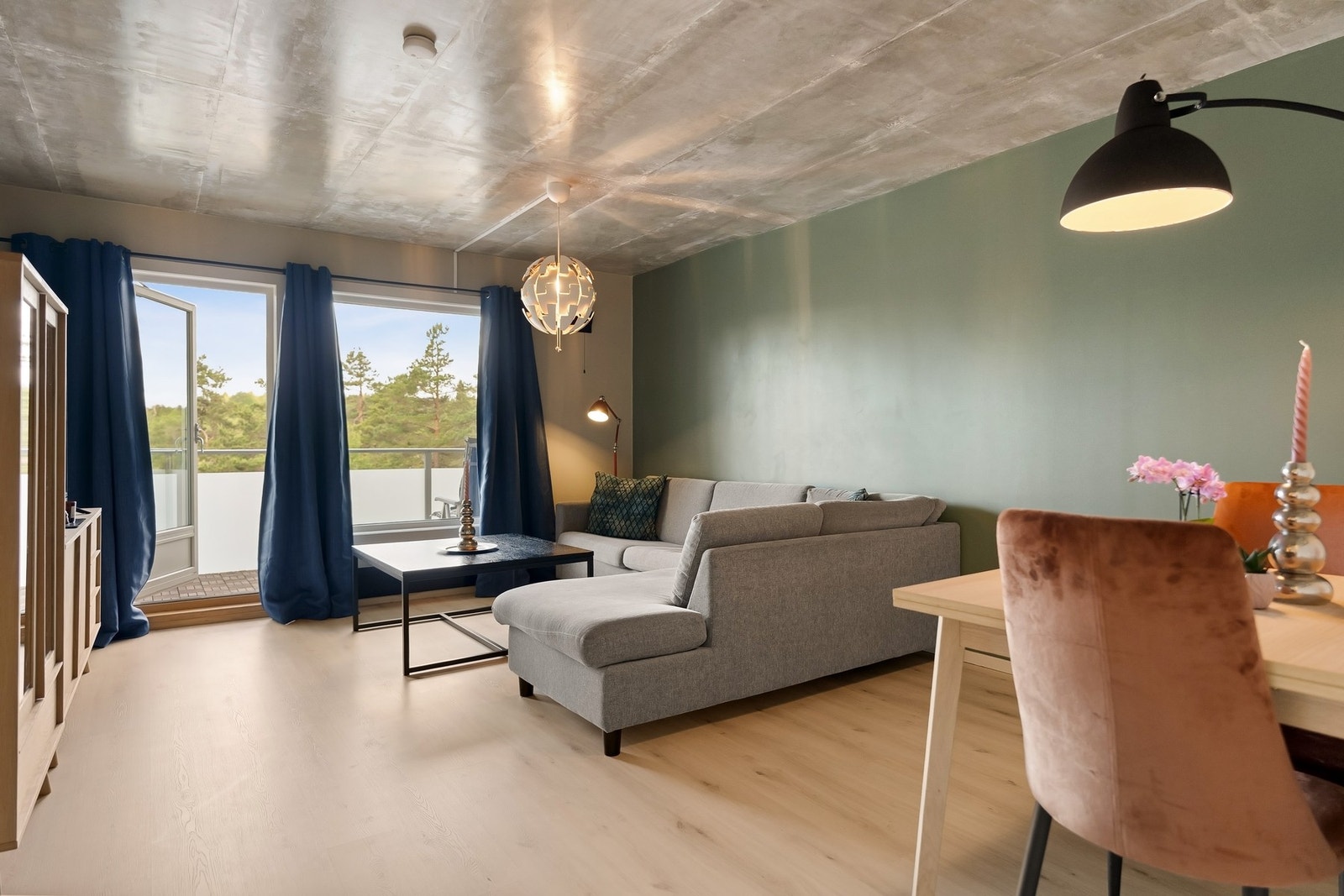 Betonghimlingen gir en industriell stil over rommet Galleribilde