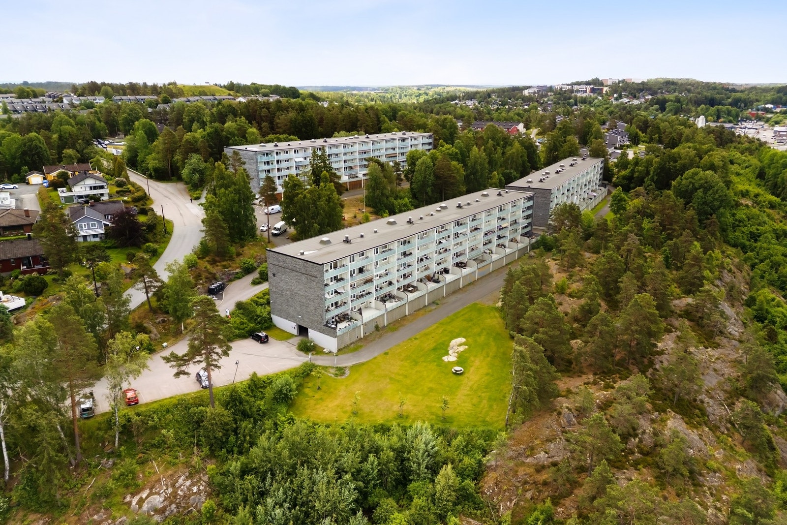 Borettslaget har fine fellesarealer bestående av gressplener, lekeplasser og diverse sittegrupper Galleribilde