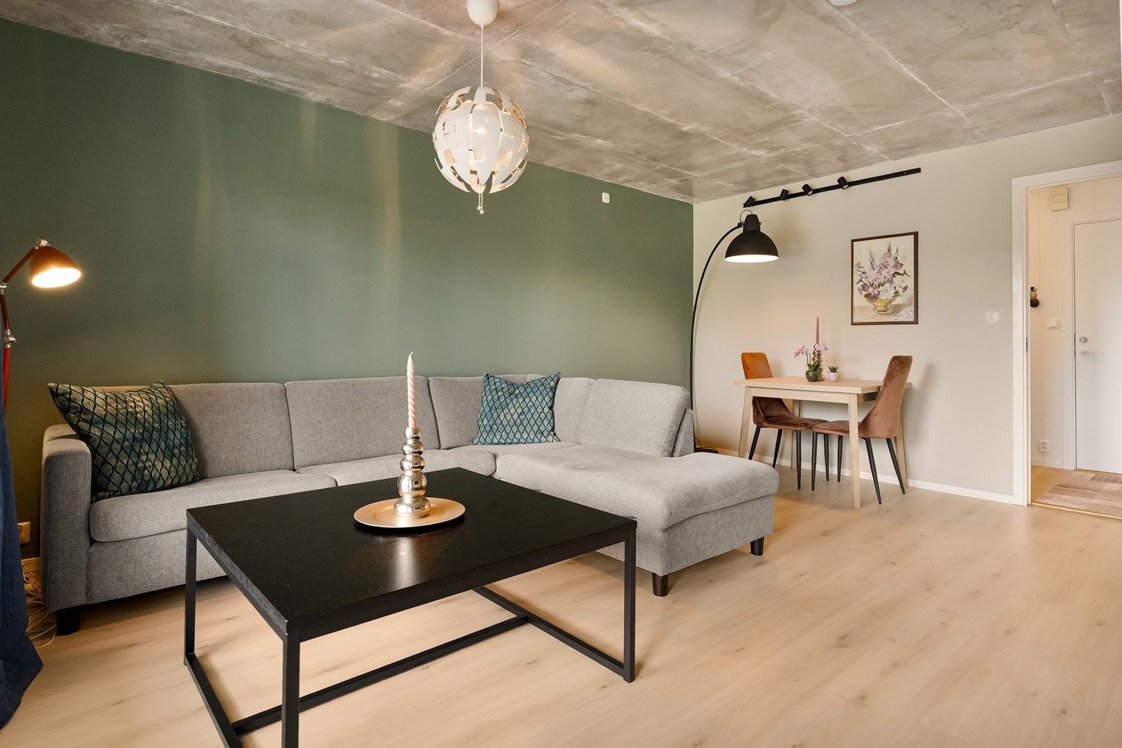 Stuen rommer både sofagruppe og spisebord Galleribilde