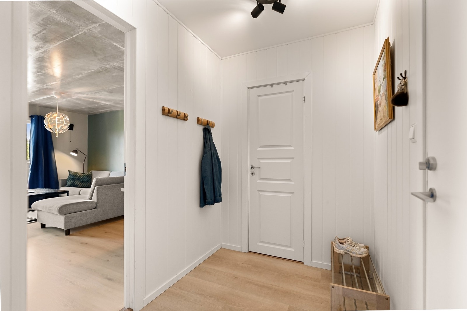 Velkommen inn i en romslig gang med god plass til yttertøyet. Bod i tilknytning til gangen Galleribilde