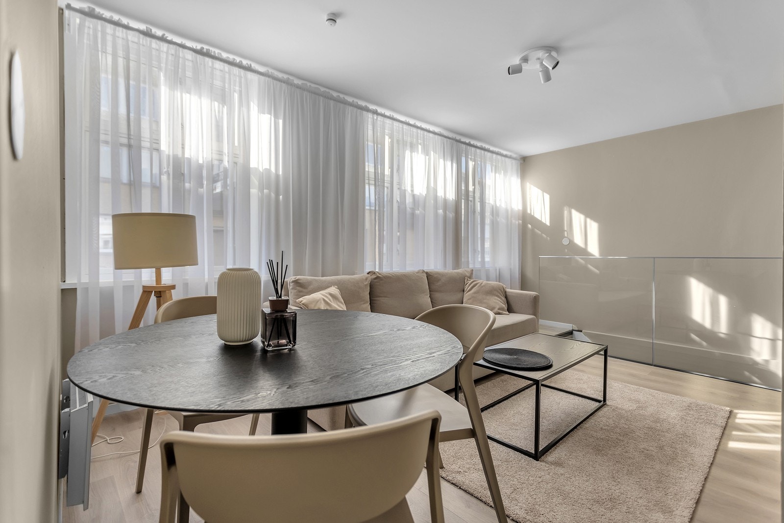 Stue i 1.etasje med god plass til både spisebord og sofa Galleribilde
