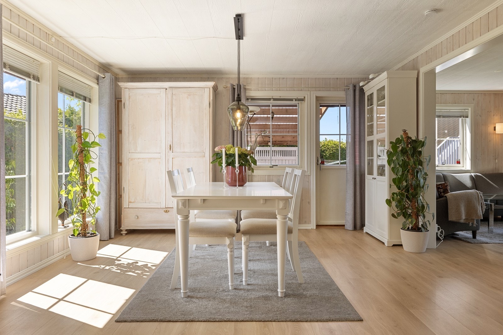 Store vindusflater slipper inn rikelig med dagslys. Galleribilde