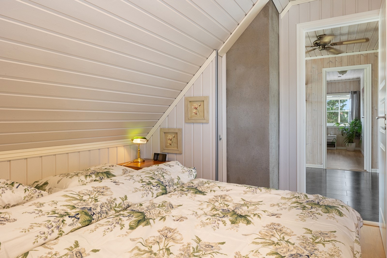 Gjennomgående bruk av hvittet trepanel på vegger og i himling. Galleribilde