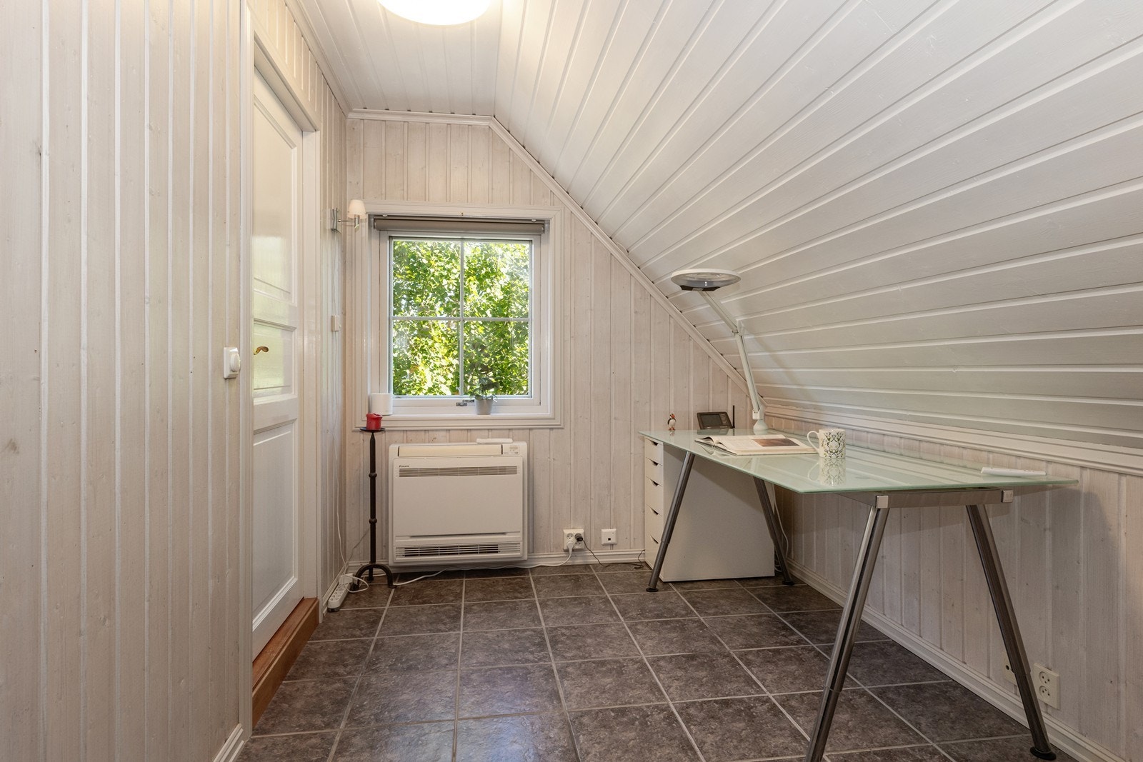 Loftstue/kontor i andre etasje i utleiedelen. Dør inn til badet. Galleribilde