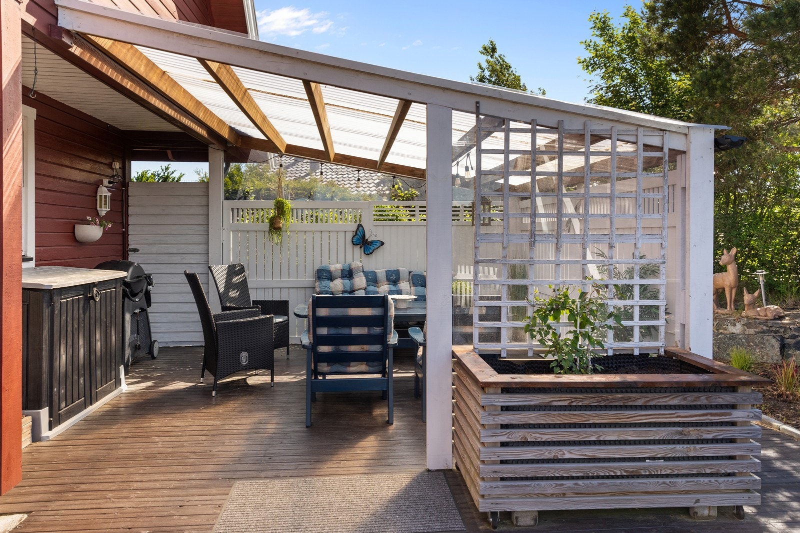 En av boligens terrasser er overbygget, perfekt for norske sommerkvelder. Galleribilde