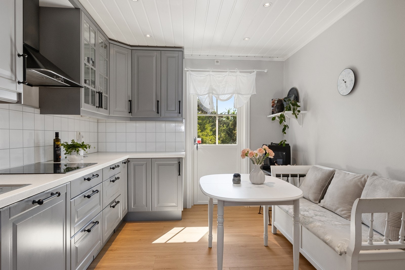 Hyggelig spiseplass på kjøkkenet. Varmekabler i gulvet gir god komfort. Utgang til uteplass på baksiden av huset. Galleribilde