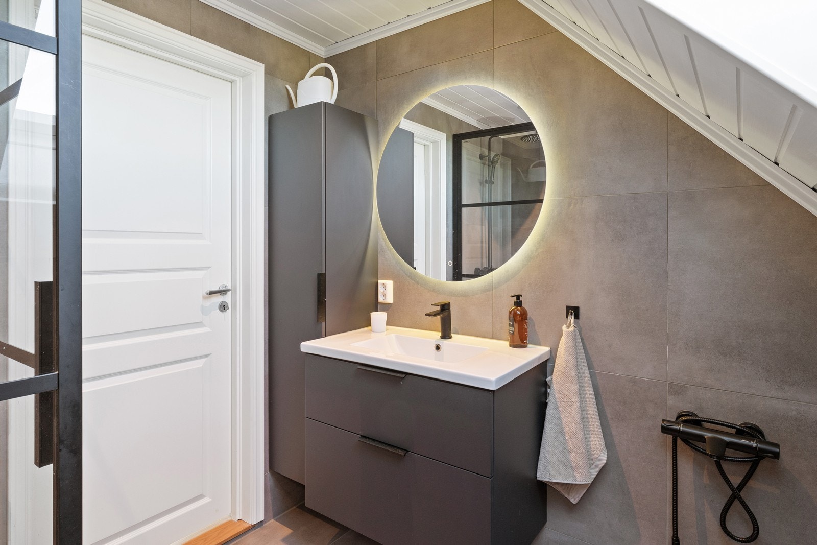 Moderne baderomsinnredning med nedfelt servant og speil med integrert belysning. Galleribilde