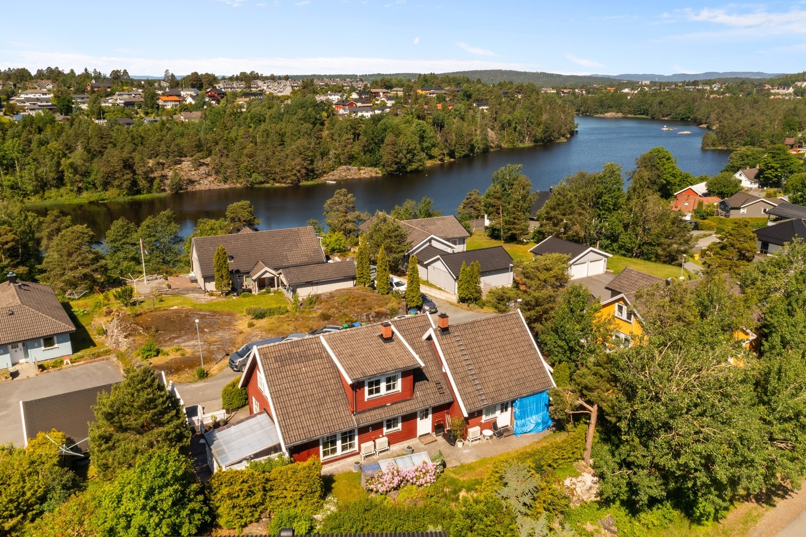 Eiendommen har en pent opparbeidet tomt med nærhet til Vansjø. Galleribilde