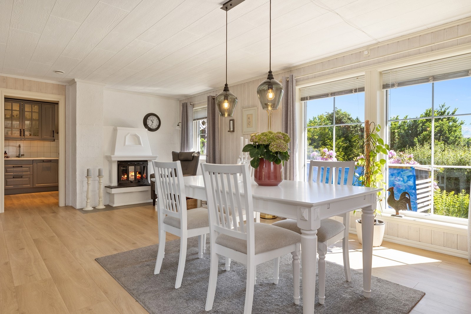 Stuen har god plass til en romslig spisestue for større sammenkomster. Galleribilde