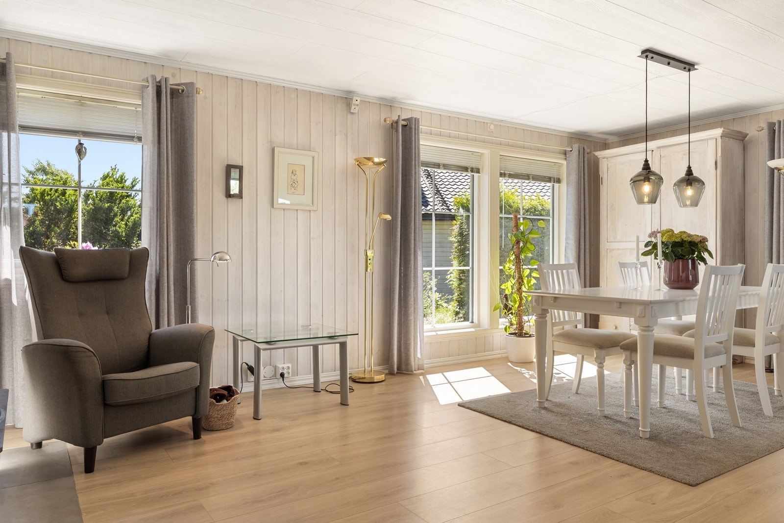 Fra stuen er det direkte utgang til en stor terrasse på 41 m². Galleribilde