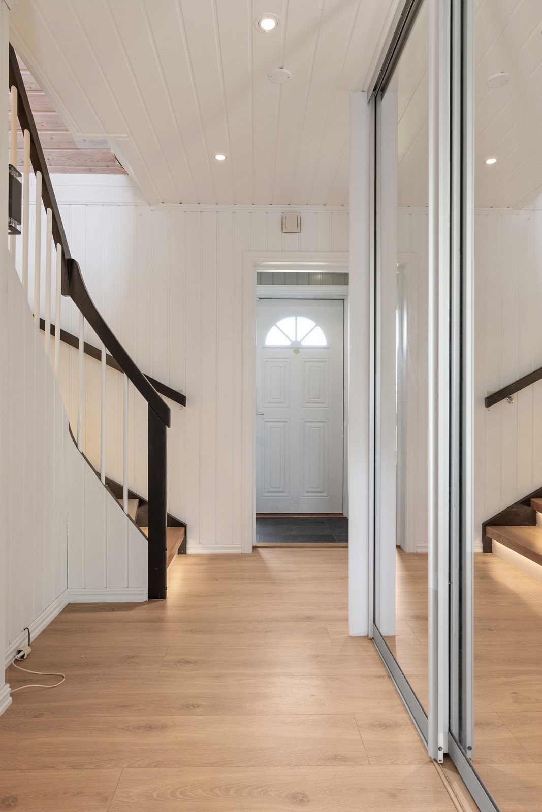 Romslig inngangsparti med skyvedørsgarderobe i hoveddelen. Her er det også et separat toalettrom. Galleribilde