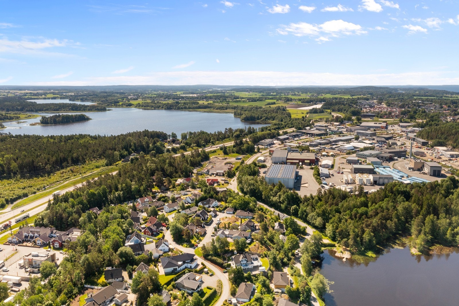 Fra eiendommen er det lett adkomst til E6 og kun ca. 45 minutter med bil til Oslo. Ca. 5 minutter med bil til jernbanestasjon.. Galleribilde