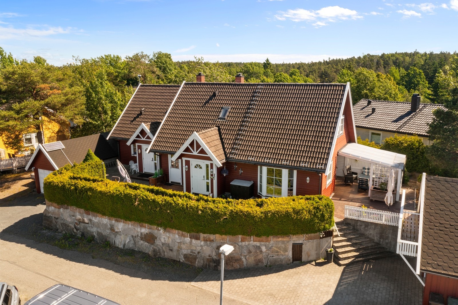 Innholdsrik enebolig fra 1990 med godkjent utleiedel og to separate garasjer. Galleribilde