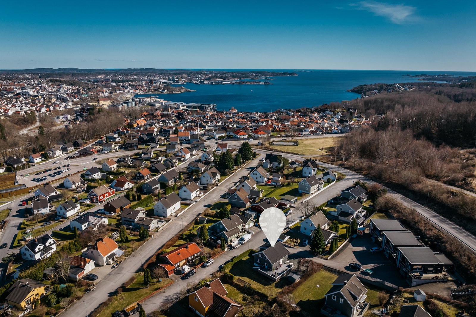 EIE eiendomsmegling v/ Tobias Tisthammer Antonsen presenterer Nesjarveien 5! Foto: Jeanett Teigen v/ Blaatime Galleribilde