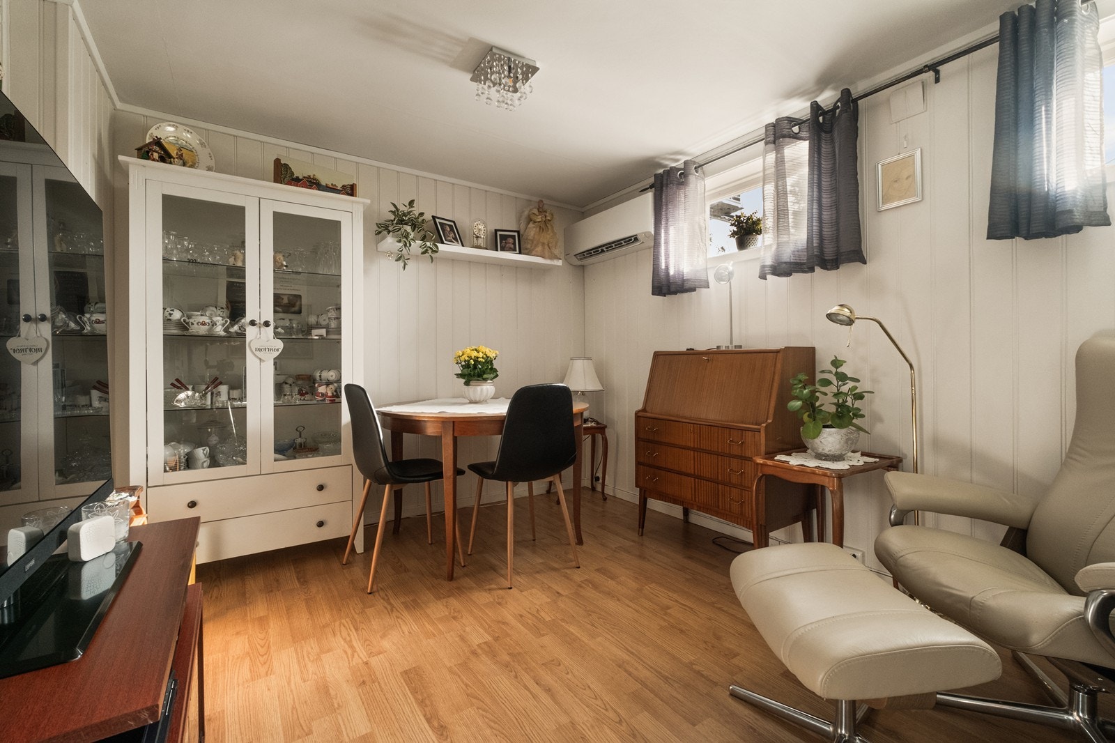 Det er ikke tilstrekkelig lysinnslipp eller rømmingsvei med tanke på lovlighet/bruk av rommet. Galleribilde