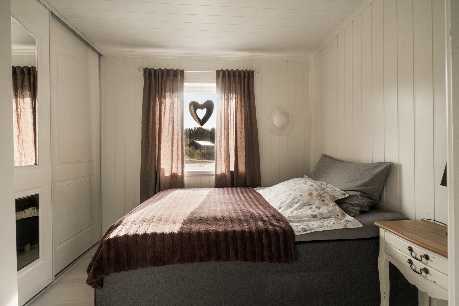 Hovedsoverommet har skyvedørsgarderobe. Galleribilde