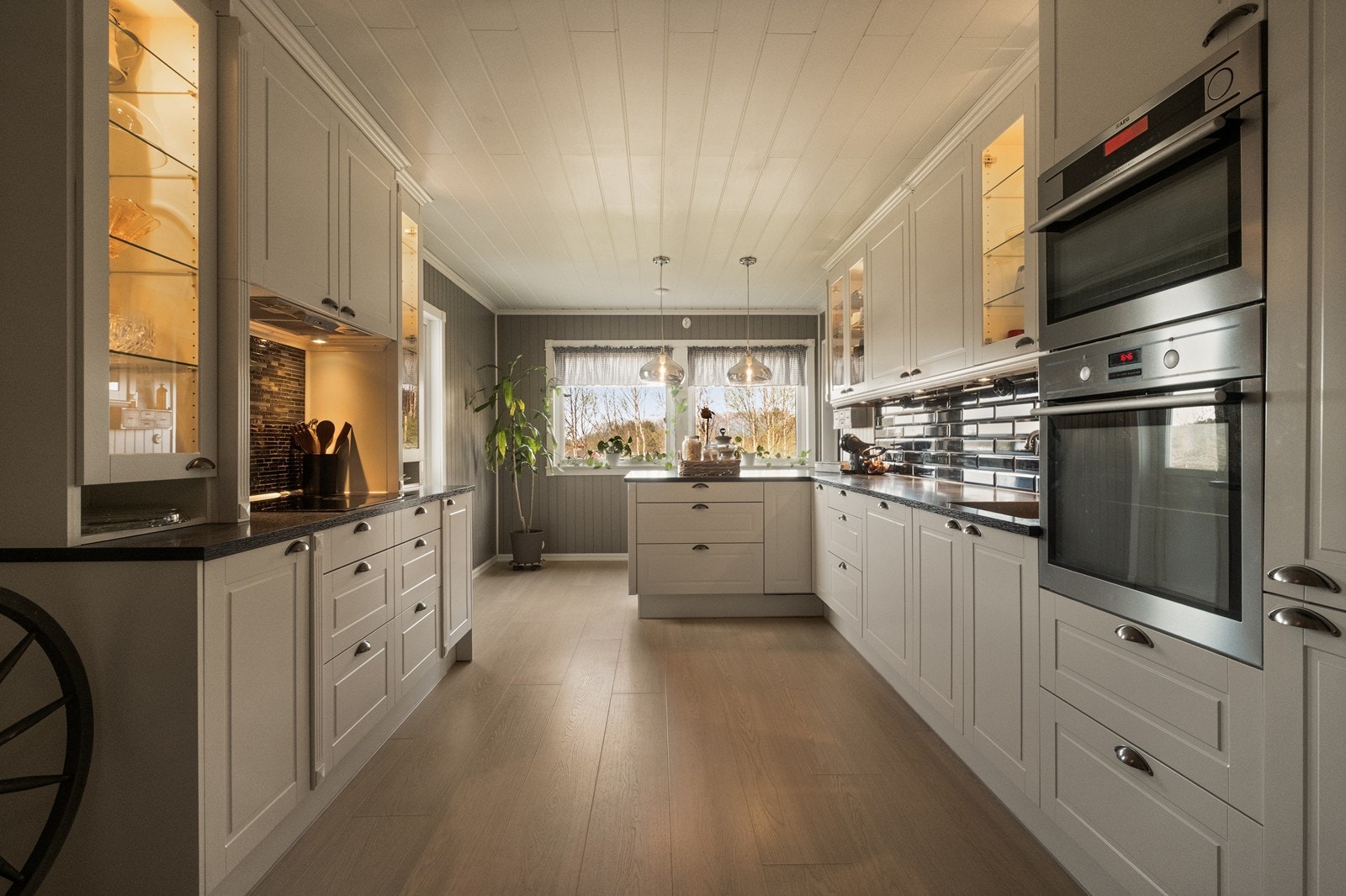 Hvitmalt kjøkkeninnredning fra HTH med profilerte fronter og integrerte hvitevarer gir en moderne løsning. Galleribilde