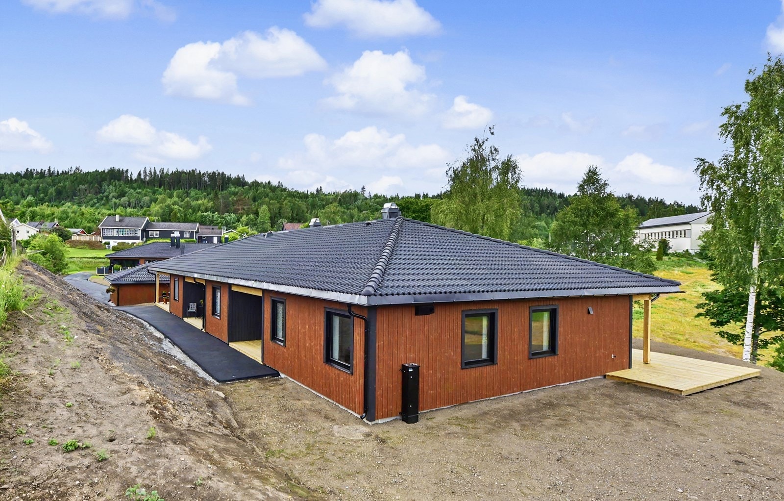 Tomten er relativt flat og lettstelt. Asfaltert adkomstvei, gårdsplass og gangstier. Plenen er tilsådd. Galleribilde
