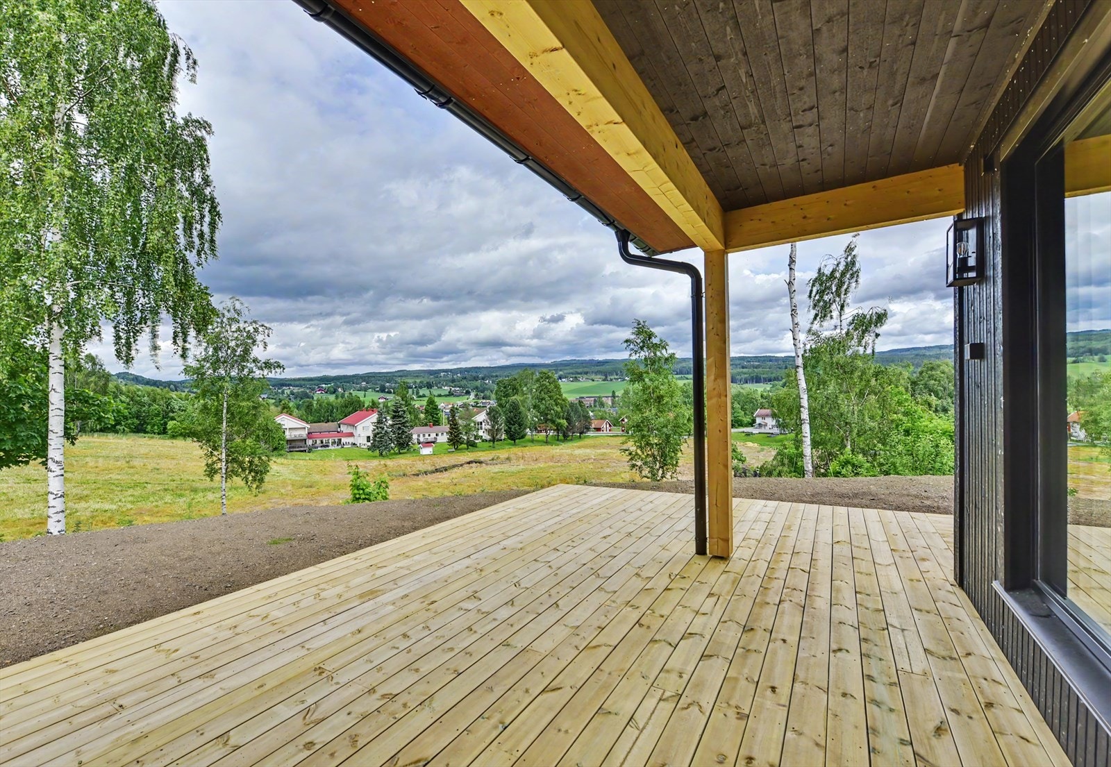 Svært fin og skjermet uteplass i vinkel. Dels overbygd med flott utsikt mot sentrum. Galleribilde