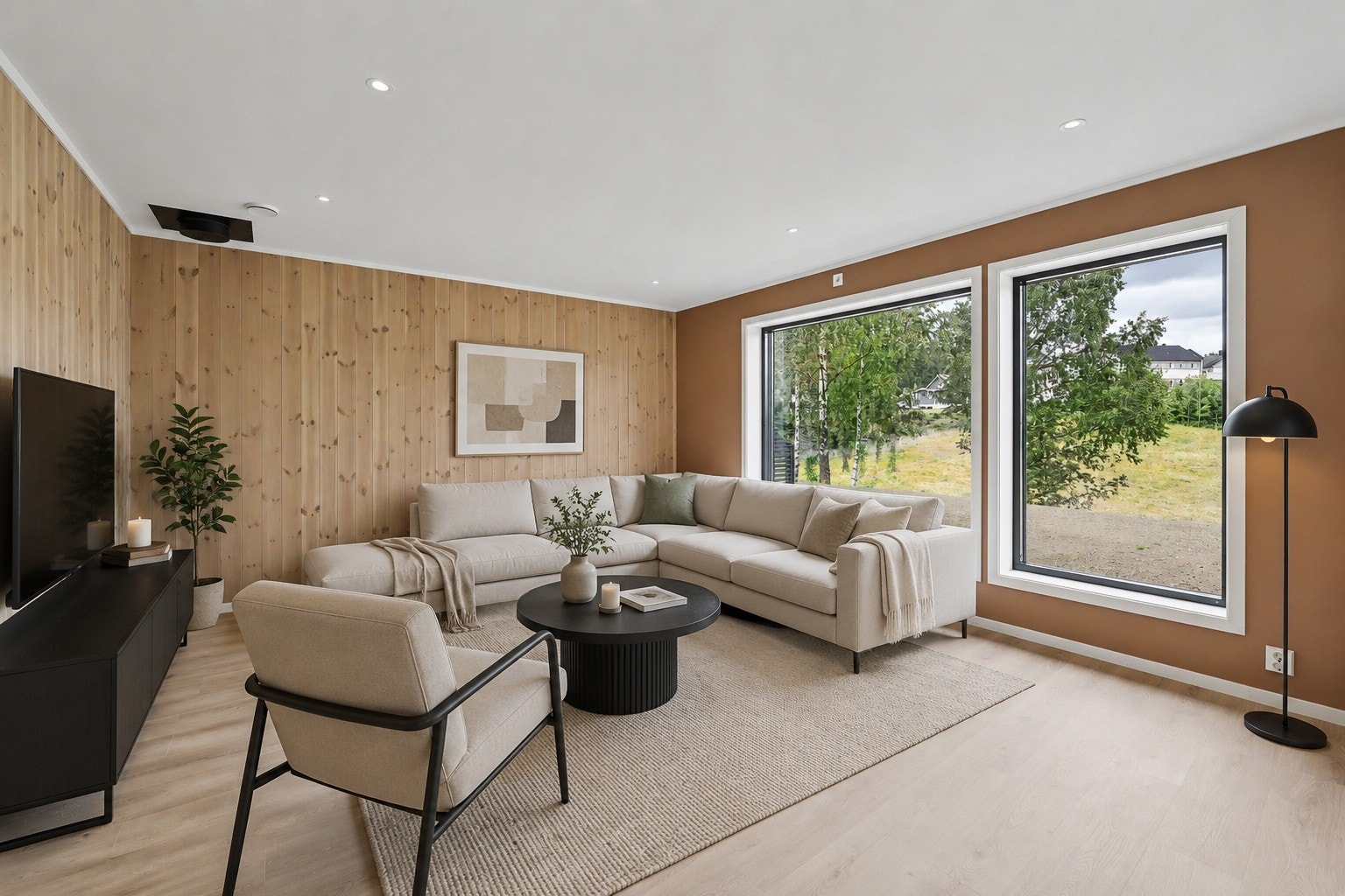 Stuen er avlang og i åpen løsning mot kjøkkenet. Rommet er enkelt å møblere. Downlights i taket og pipe i hjørnet, avsluttet ved himling. Vedovn følger ikke med, men kan enkelt installeres etter overtakelse. Bildet er digitalt møblert. Galleribilde