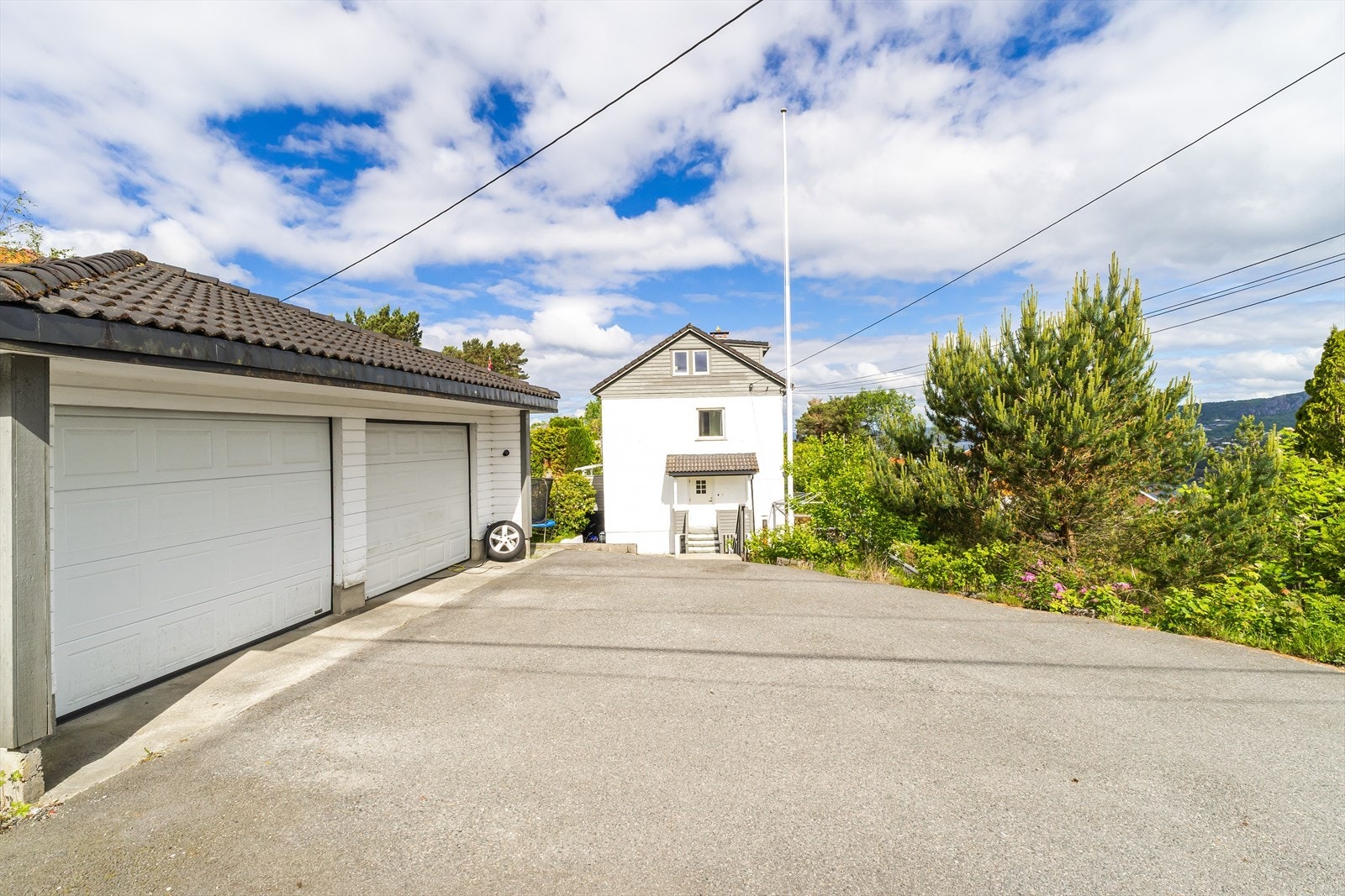 Det er parkering i garasje, samt plass til en bil foran garasje Galleribilde