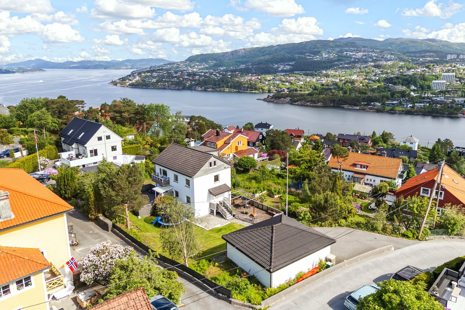 Utover eiendommens bygningsmasse er tomten pent opparbeidet med støttemurer, beplantede bed, grøntarealer, prydbusker og øvrig vegetasjon, samt terrassedekker som bidrar til et innbydende uteområde Galleribilde