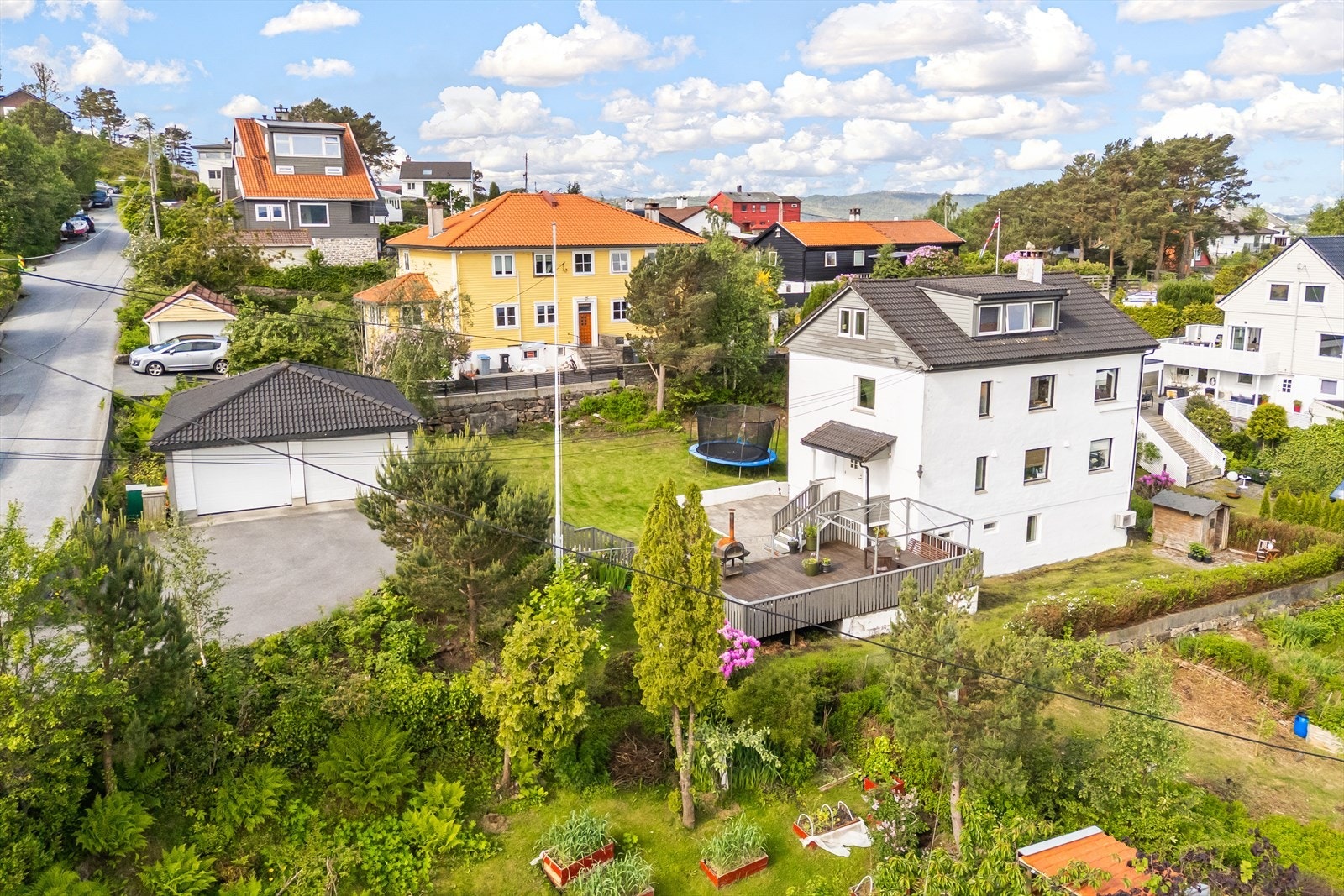 Stor, solrik terrasse og flat plen Galleribilde