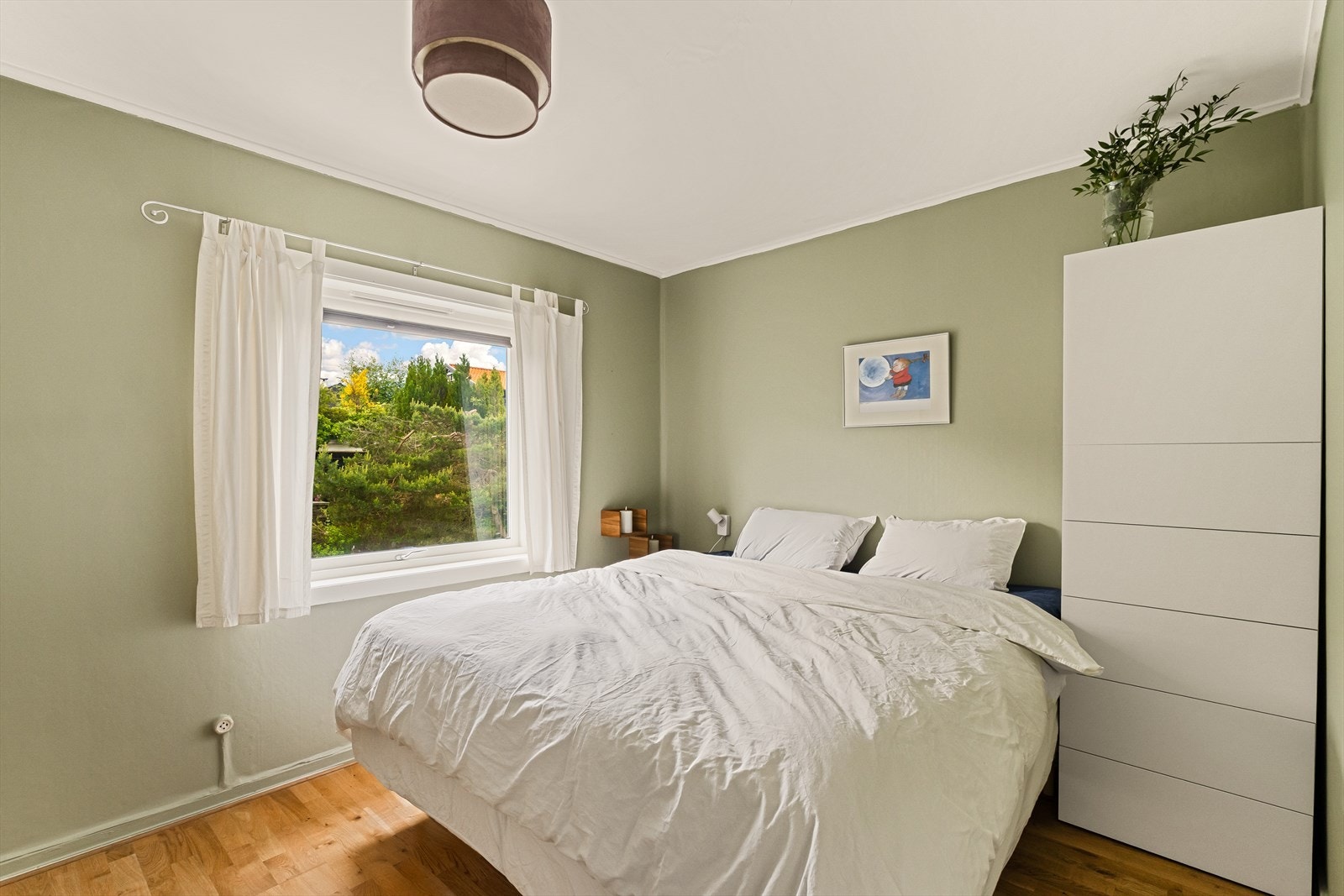Hovedsoverommet har god plass til å innrede med stor seng, nattbord og annet ønsket møblement Galleribilde
