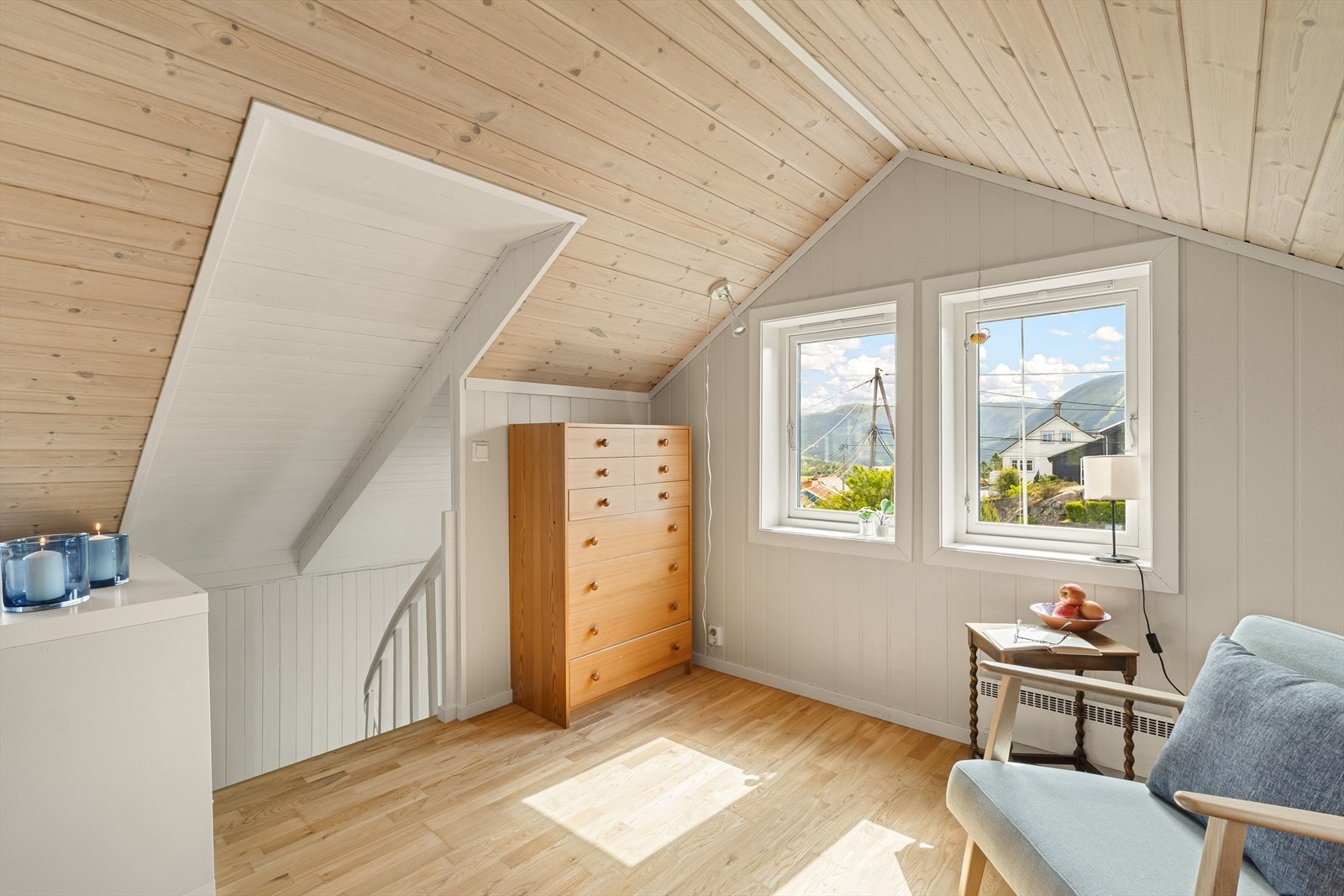 Loftsetasjen inneholder en romslig loftstue og 2 soverom Galleribilde