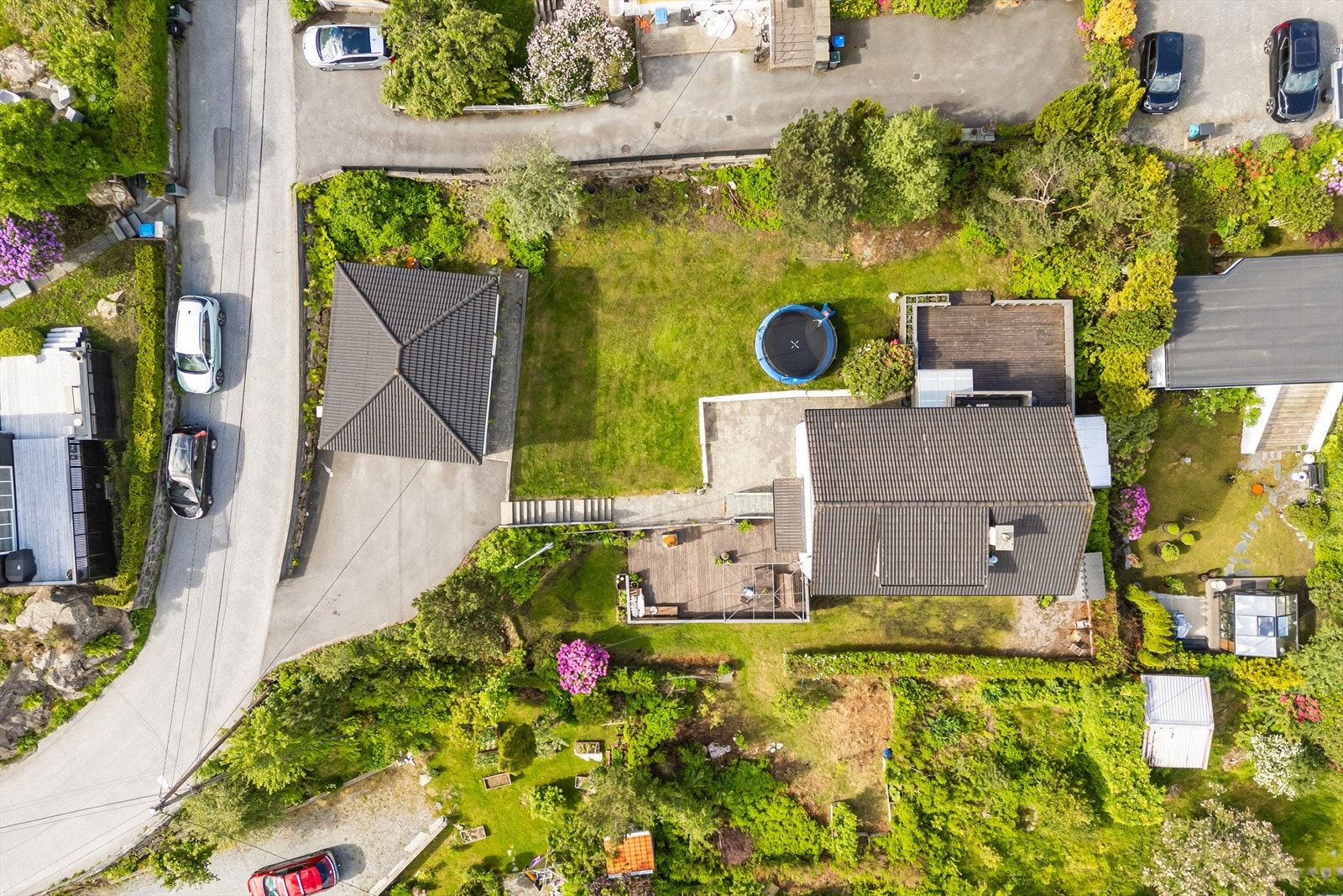 Velstelt og pent utbygget tomt. Boligen går over 2. etasje + loft, og disponerer plen og terrasse på samme siden som takopplettet Galleribilde