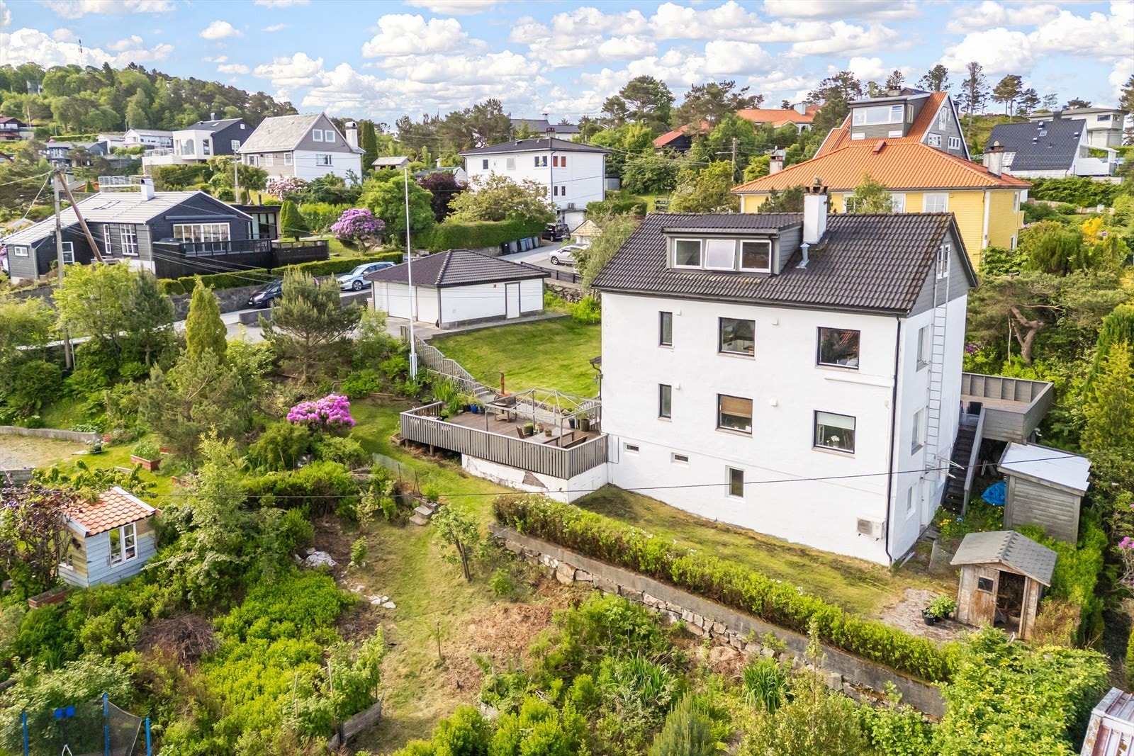Boligen ligger i et etablert og attraktivt boligområde. Fra eiendommen er det kort vei med bil til både Åsane Storsenter og Horisont kjøpesenter. Her finnes et bredt utvalg av butikker og alle servicetilbud Galleribilde