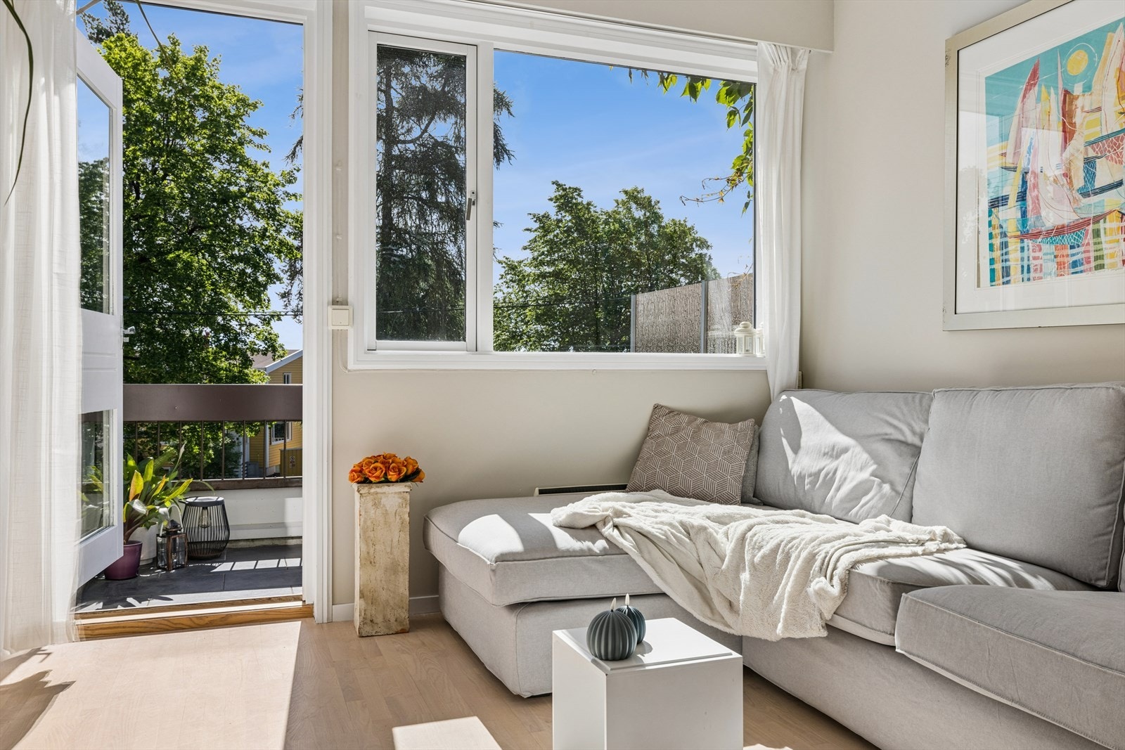 Fra stuen har du utgang til balkongen. Galleribilde