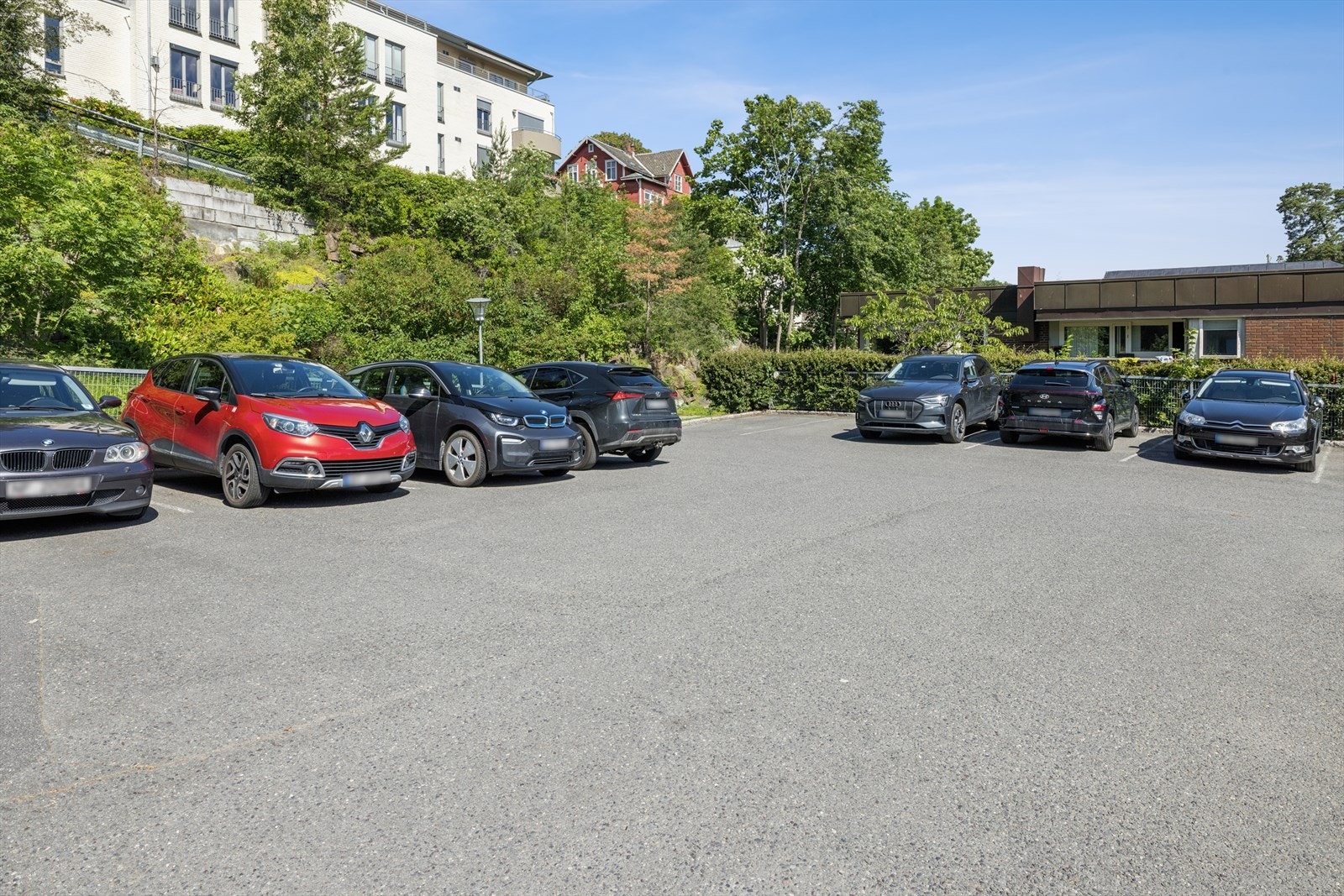 Tilhørende parkeringsplass for seksjonseierne i sameiet. Galleribilde