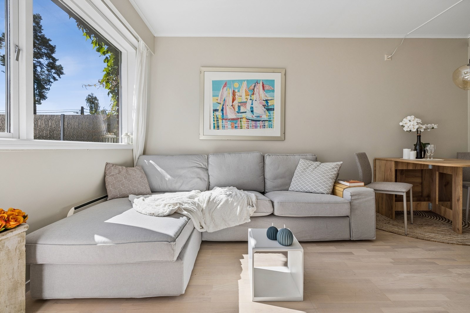 Stuen har god plass til både sofagruppe og spisebord. Galleribilde