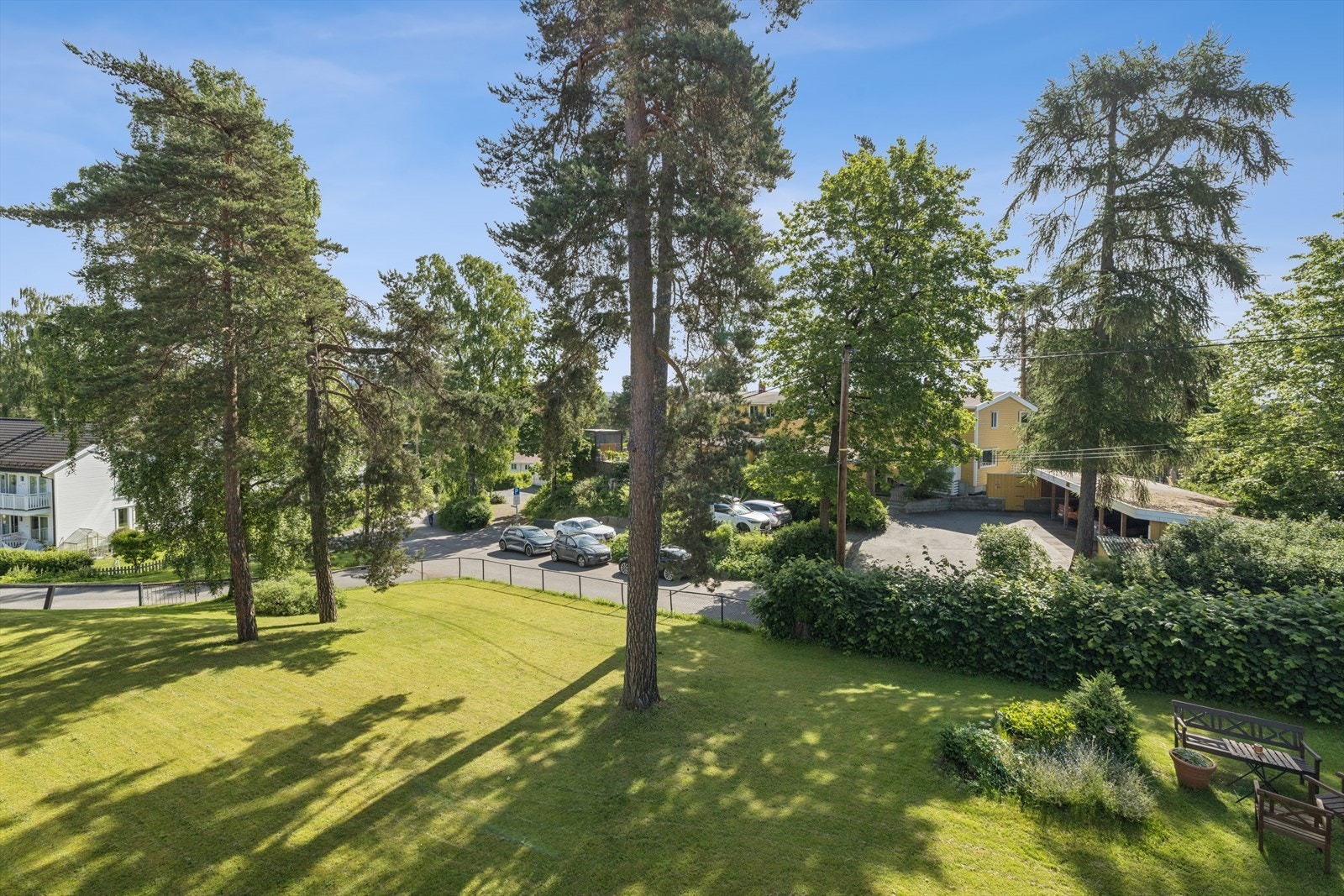 Utsikt over rolige og grønne omgivelser fra leilighetens 3. etasje. Galleribilde