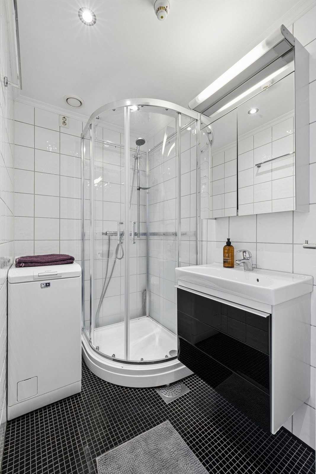 Badet har nytt dusjkabinett fra 2023 og opplegg for vaskemaskin. Galleribilde