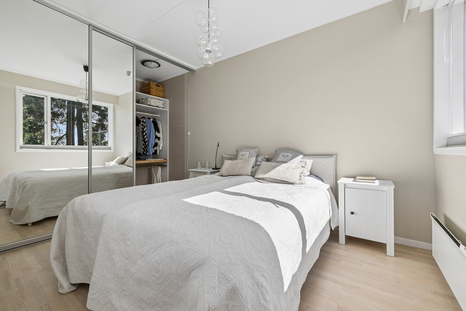 Romslig soverom med stor skyvedørsgarderobe med speilfronter. Galleribilde