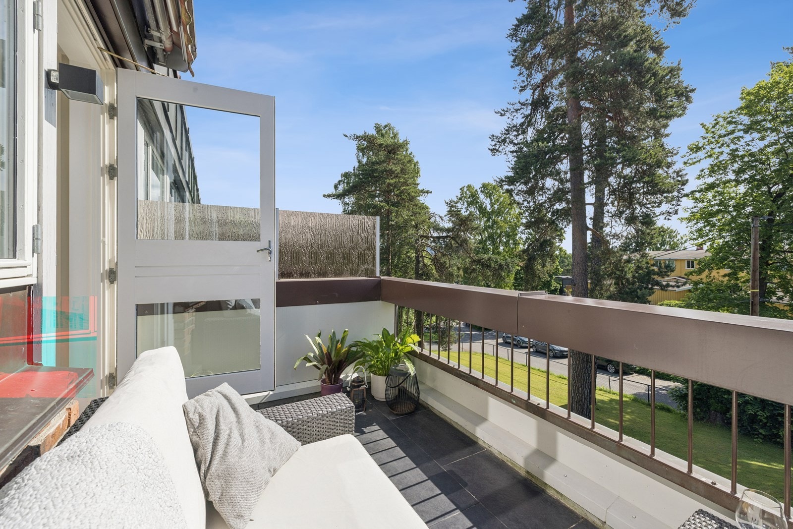 Balkongen på 5 m² har fint plass til sittegruppe. Galleribilde