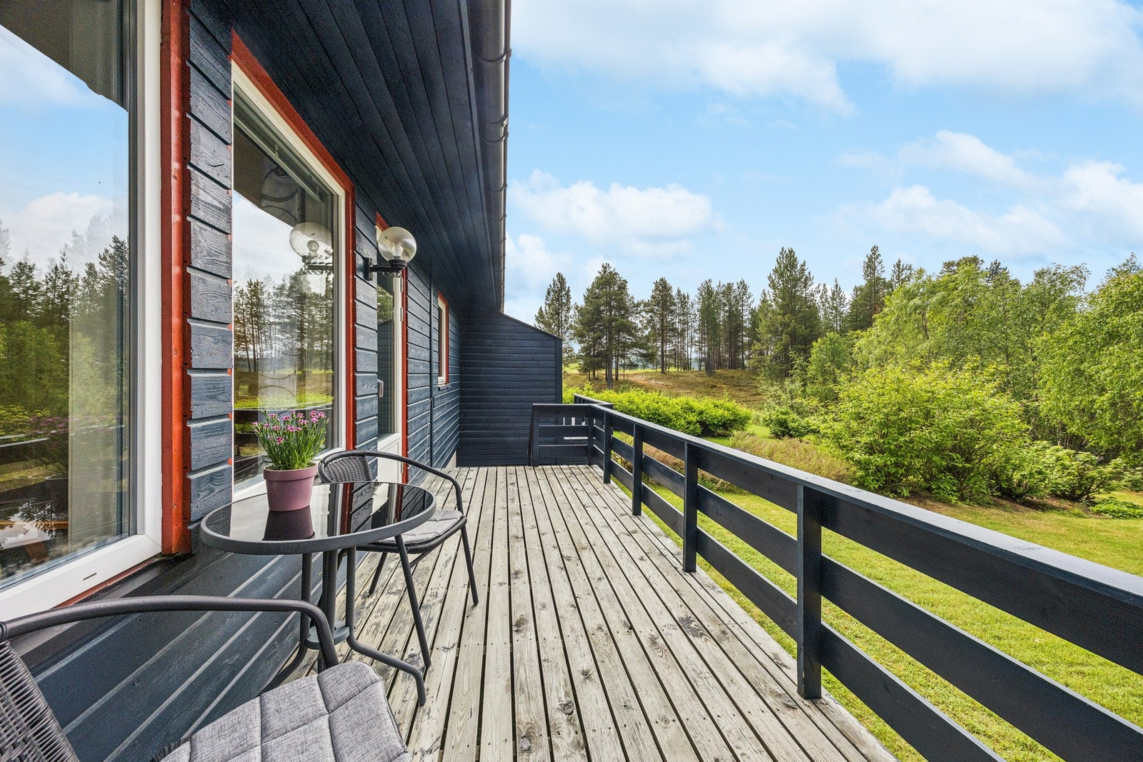 Terrassen har direkte utgang fra stuen og god plass til sittegruppe. Galleribilde