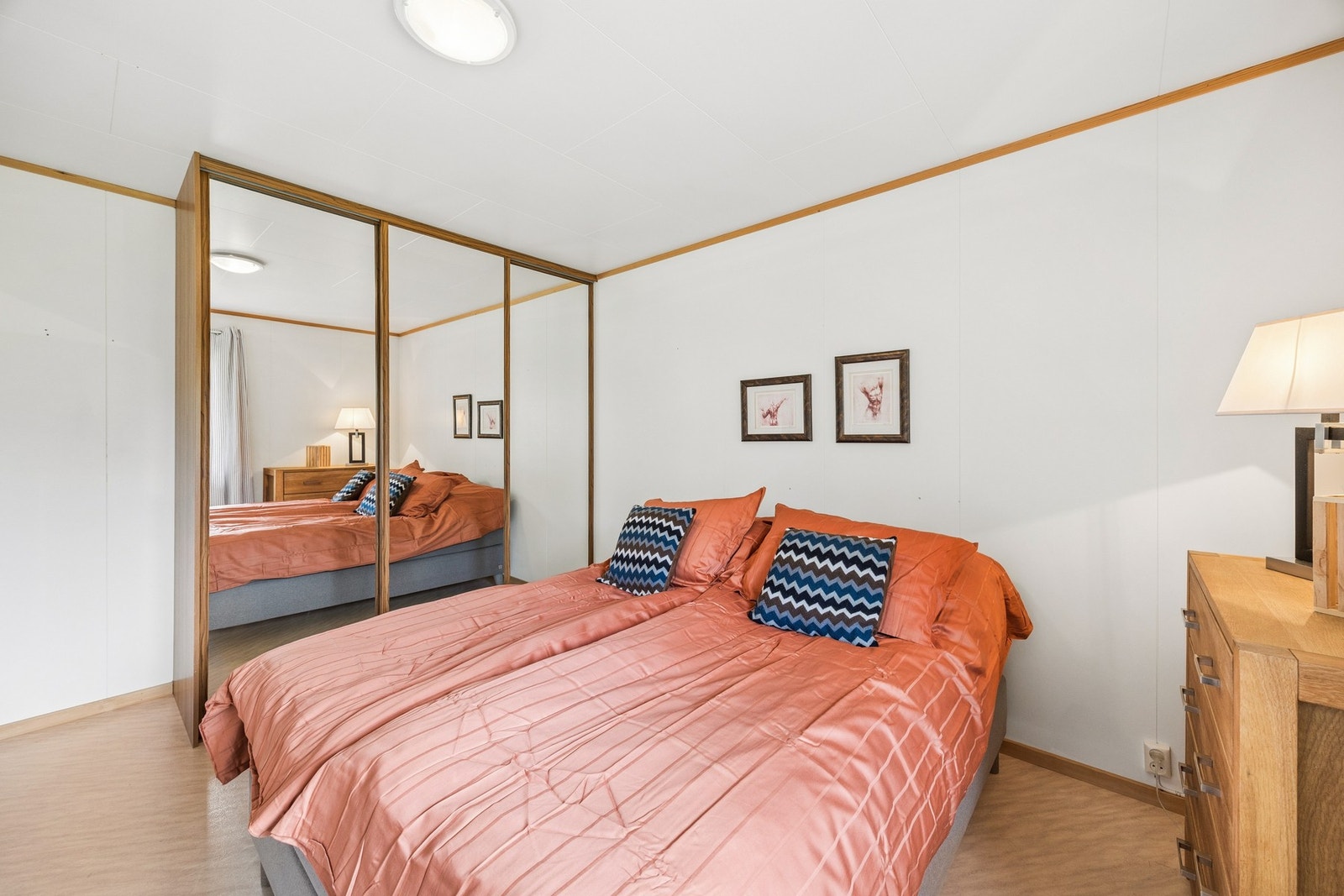 Stor skyvedørsgarderobe med speilfronter gir rikelig med oppbevaringsplass. Galleribilde