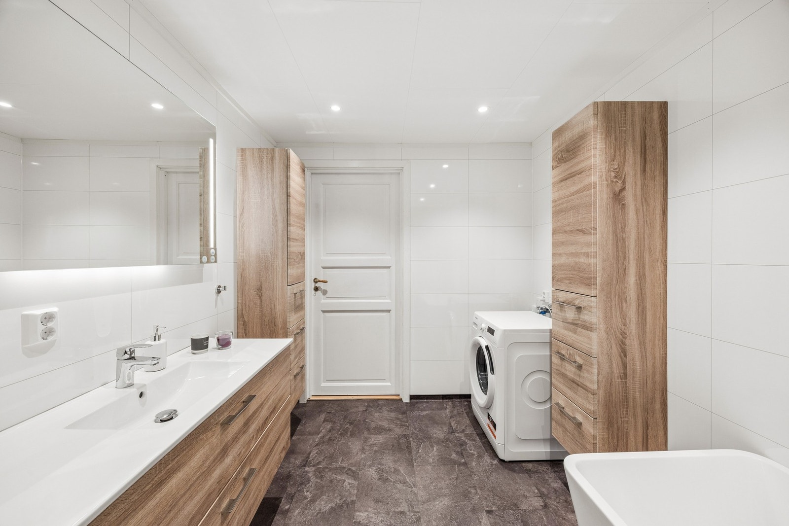 Badet har opplegg for vaskemaskin og god skapplass. Galleribilde