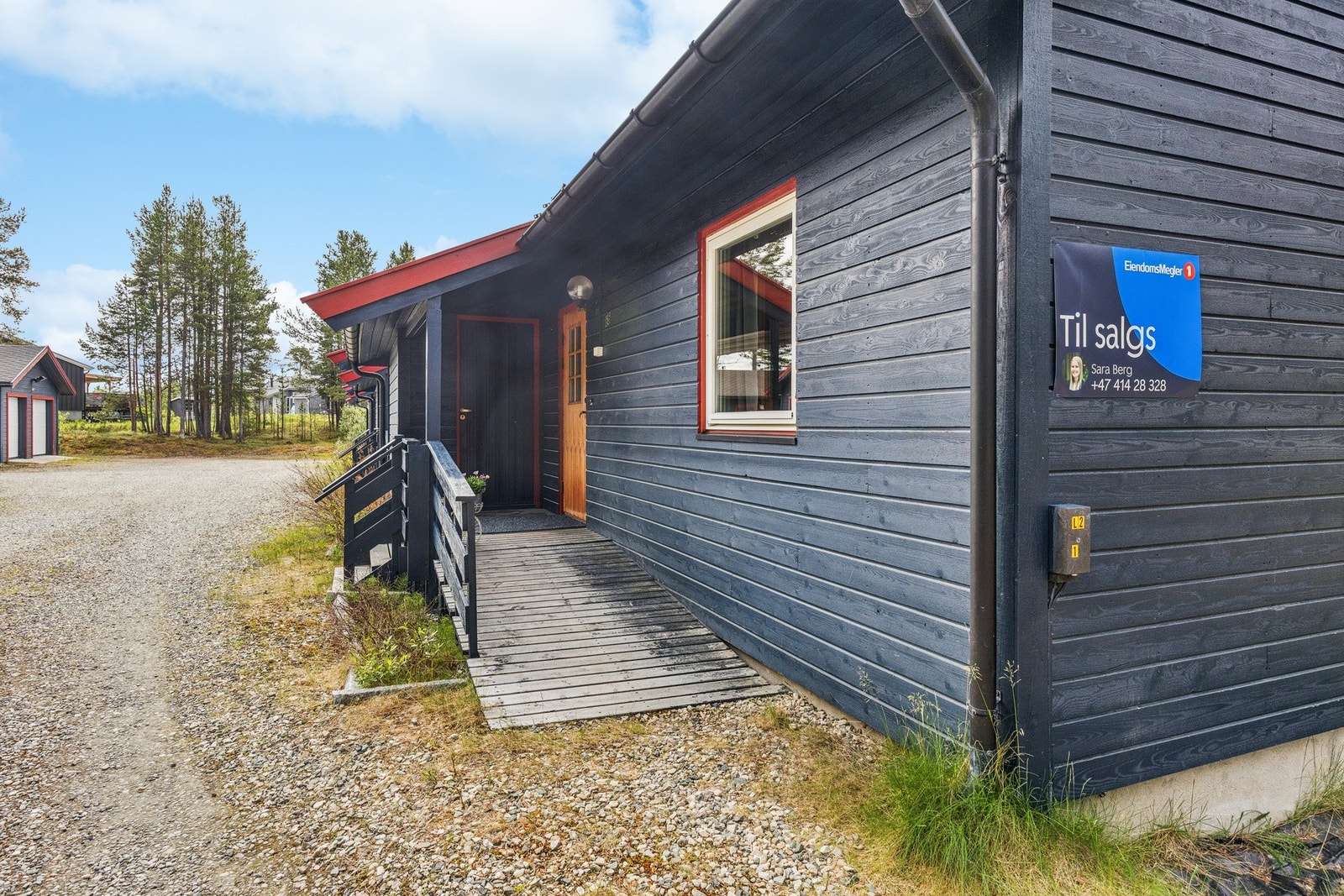 Overbygget inngangsparti med trappefri adkomst. Galleribilde