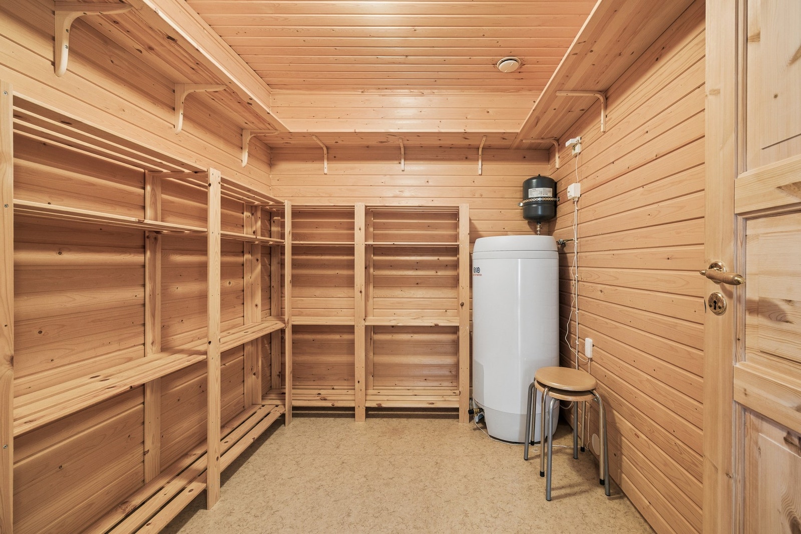 Innvendig bod med hyllesystem for effektiv lagring. Her er også varmtvannsberederen plassert. Galleribilde