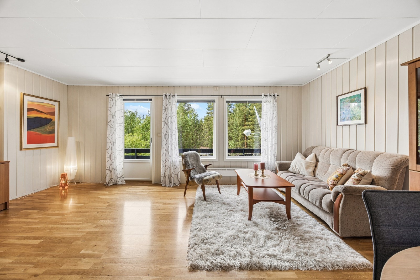 Stuen har store vindusflater og direkte utgang til terrassen. Galleribilde