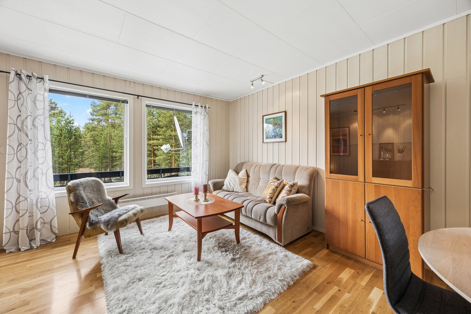 Fra stuevinduene er det fri sikt mot skog og natur. Galleribilde